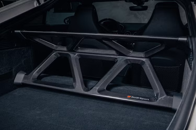 Số thứ tự của mỗi chiếc TT RS 40 được khắc trên cần số. Những trang bị tiện nghi khác được giữ nguyên như bản TT RS Coupé.