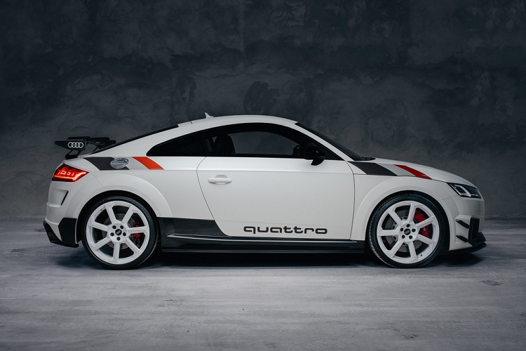 Các thông số trên giúp chiếc xe thể thao Audi TT RS có khả năng tăng tốc 0-100 km/h trong 3,7 giây. Vận tốc tối đa được nhà sản xuất giới hạn ở mức 280 km/h.