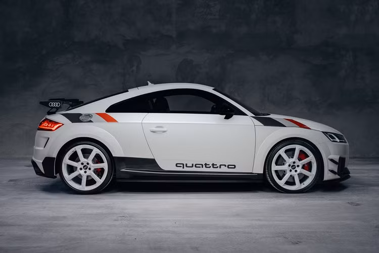 Các thông số trên giúp chiếc xe thể thao Audi TT RS có khả năng tăng tốc 0-100 km/h trong 3,7 giây. Vận tốc tối đa được nhà sản xuất giới hạn ở mức 280 km/h.