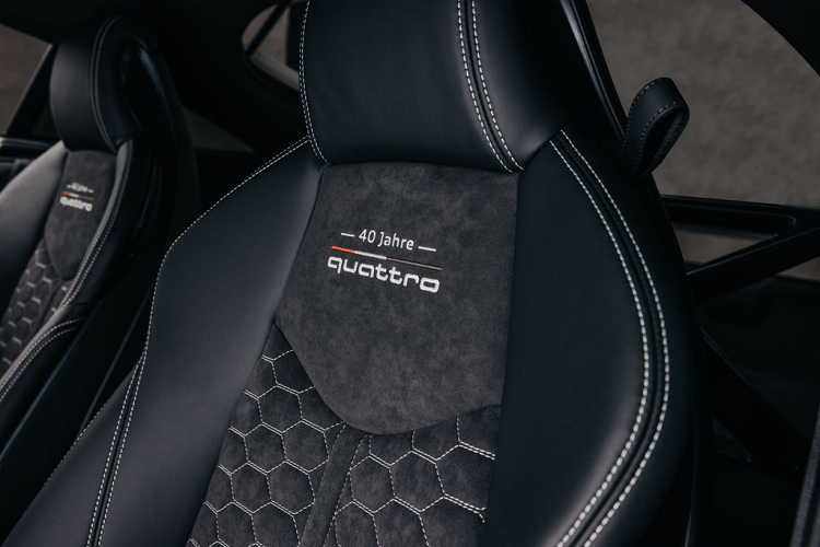 Hàng ghế thứ 2 được Audi loại bỏ và thay thế bằng khung gia cường làm tự sợi carbon. Tinh chỉnh này giúp chiếc TT RS 40 nhẹ hơn bản TT RS Coupé khoảng 16 kg, đồng thời khả năng chịu vặn xoắn của thân xe cũng được cải thiện tốt hơn.