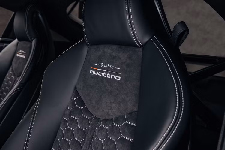 Hàng ghế thứ 2 được Audi loại bỏ và thay thế bằng khung gia cường làm tự sợi carbon. Tinh chỉnh này giúp chiếc TT RS 40 nhẹ hơn bản TT RS Coupé khoảng 16 kg, đồng thời khả năng chịu vặn xoắn của thân xe cũng được cải thiện tốt hơn.