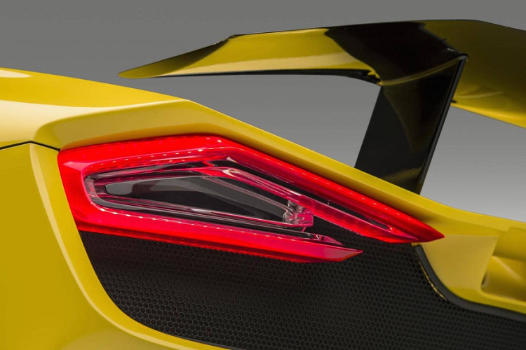 Cũng nhờ sử dụng sợi carbon, trọng lượng của Venom F5 chỉ còn 1.360 kg, tỉ số cản chỉ khoảng 0.33.