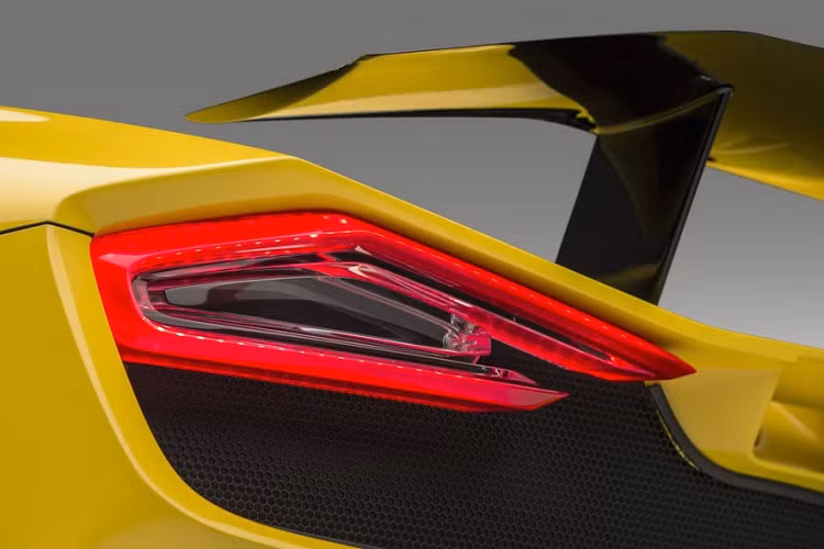 Cũng nhờ sử dụng sợi carbon, trọng lượng của Venom F5 chỉ còn 1.360 kg, tỉ số cản chỉ khoảng 0.33.