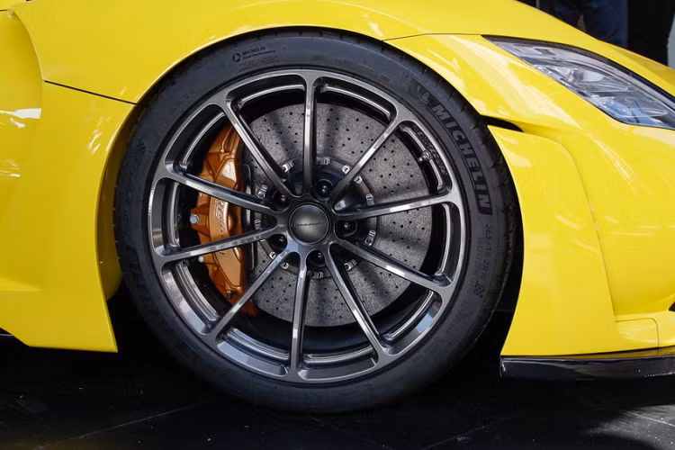 Đó cũng là lý do tại sao giá xe Hennessey Venom F5 có mức khởi điểm từ 1 ,6 triệu USD và chỉ được sản xuất với số lượng có hạn.