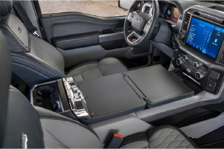 Nội thất Ford F-150 thế hệ mới thay đổi ấn tượng. Chiếc xe không chỉ sở hữu màn hình lớn, hệ điều hành Sync 4, chất liệu nội thất tốt hơn mà còn có khả năng tùy biến nội thất khá tốt, hỗ trợ chủ xe tối đa trong công việc.