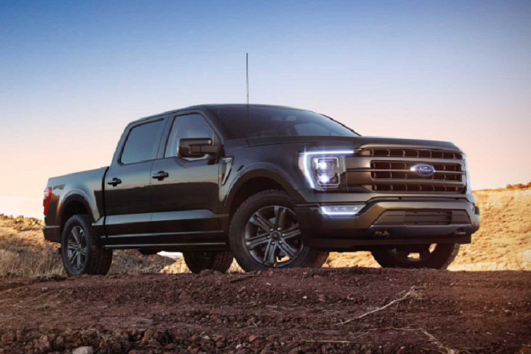 Trái tim của Ford F-150 thế hệ thứ 14 là động cơ hybrid PowerBoost mới. Đây là sự kết hợp giữa động cơ EcoBoost V6 tăng áp kép 3.5L cùng mô tơ điện 35-kilowatt và hệ pin lithium-ion1.5 kwh. Ngoài sức kéo và vận hành tốt, Ford F-150 2021 còn sở hữu nhiều tiện ích thú vị như: Tính năng gập bệ tì tay và cần số để tạo thành bàn làm việc (Interior Work Surface), khoang chứa đồ dưới ghế, tính năng gập khoang tải từ xa, ghế ngã thẳng ở phiên bản Max Recline...