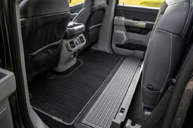 Điểm nổi bật chính là màn hình rất lớn, nằm giữa 2 khe điều hòa của Ford F-150 mới. Bên cạnh đó là cụm đồng hồ kỹ thuật số. F-150 bản tiêu chuẩn sẽ được trang bị màn hình cảm ứng trung tâm 8 inch và màn hình cụm đồng hồ 4 inch nằm giữa 2 đồng hồ analog. Phiên bản cao cấp hơn sẽ có màn hình cảm ứng trung tâm 12 inch, 2 tùy chọn màn hình cụm đồng hồ 8 hoặc 12,3 inch.