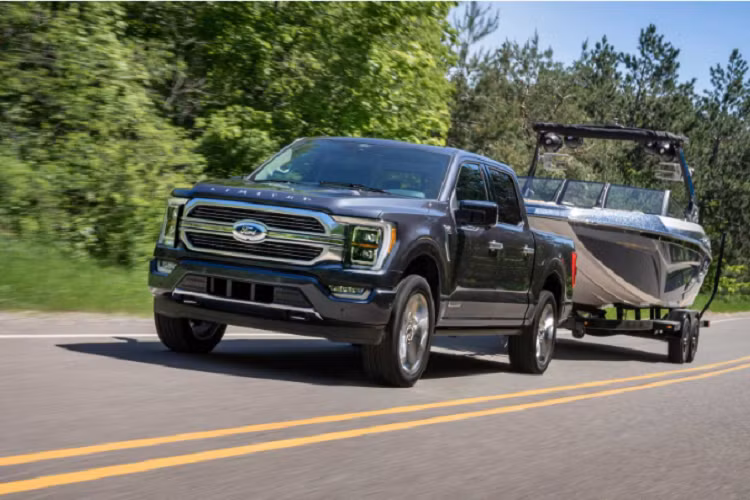 Ford F-150 thế hệ mới cũng là mẫu xe có tính khí động học cao nhất của dòng khi xe được trang bị hệ thống đóng mở lưới tản nhiệt và cản gió tự động, kết hợp cùng thiết kế thân xe và đuôi xe kiểu hình học mới, giúp giảm sức cản gió và tăng khả năng tiết kiệm nhiên liệu.