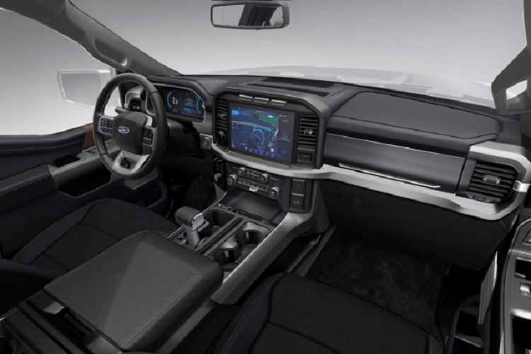 Theo hãng xe Mỹ, thân xe của F-150 mới được làm từ thép và hợp kim nhôm, có độ cứng theo chuẩn xe quân sự. Các chi tiết đều được làm lại với thiết kế nam tính, góc cạnh hơn. Cản trước cao hơn, mâm và hốc bánh lớn hơn, giúp gia tăng khả năng vượt địa hình cho xe.