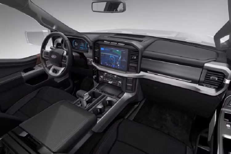 Theo hãng xe Mỹ, thân xe của F-150 mới được làm từ thép và hợp kim nhôm, có độ cứng theo chuẩn xe quân sự. Các chi tiết đều được làm lại với thiết kế nam tính, góc cạnh hơn. Cản trước cao hơn, mâm và hốc bánh lớn hơn, giúp gia tăng khả năng vượt địa hình cho xe.