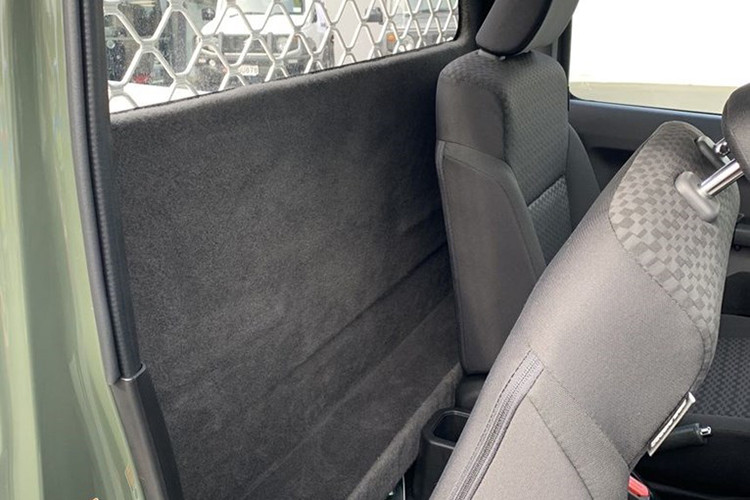 Việc cắt gọt này khiến chiếc xe phải hi sinh cụm ghế đôi phía sau, và một vách chắn được dựng lên ngay sát tựa lưng hàng ghế đầu. Cách bố trí này khiến người sử dụng sẽ không có nhiều không gian để đồ, gần như chỉ để được một vài đồ cá nhân và cũng không thể ngả lưng ghế thêm được góc nghiêng nào nữa.