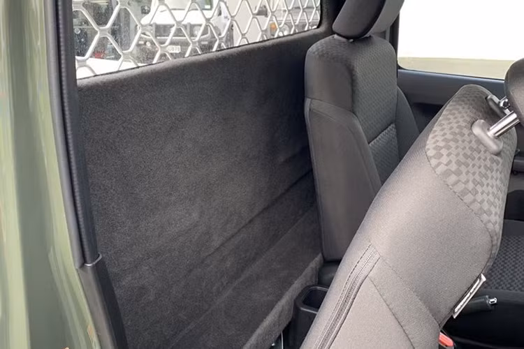 Việc cắt gọt này khiến chiếc xe phải hi sinh cụm ghế đôi phía sau, và một vách chắn được dựng lên ngay sát tựa lưng hàng ghế đầu. Cách bố trí này khiến người sử dụng sẽ không có nhiều không gian để đồ, gần như chỉ để được một vài đồ cá nhân và cũng không thể ngả lưng ghế thêm được góc nghiêng nào nữa.