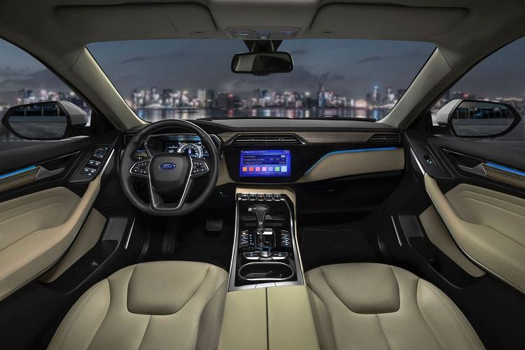 Đối với khu vực thân và đuôi xe, Territory 2020 mang tới cái nhìn mềm mại nhờ bộ mui được vát nhẹ xuống đuôi, trụ C và D với chiều cao hạn chế. Đây có thể là một điểm cộng về thẩm mỹ của Territory nhưng ngược lại, nó khiến cho không gian hàng ghế sau của xe bị hạn chế tầm nhìn hơn đáng kể. 