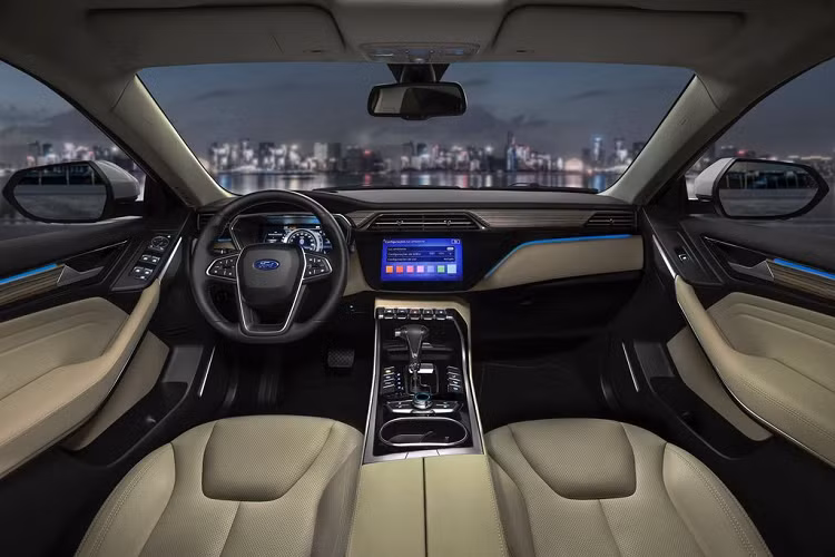 Đối với khu vực thân và đuôi xe, Territory 2020 mang tới cái nhìn mềm mại nhờ bộ mui được vát nhẹ xuống đuôi, trụ C và D với chiều cao hạn chế. Đây có thể là một điểm cộng về thẩm mỹ của Territory nhưng ngược lại, nó khiến cho không gian hàng ghế sau của xe bị hạn chế tầm nhìn hơn đáng kể. 