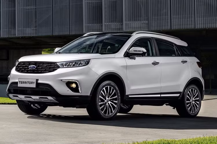 Mẫu xe SUV Ford Territory 2020 được định vị thay thế cho mẫu Escape tại một số thị trường. Chính vì vậy, việc các đại lý nhận cọc Territory có thể là một dấu hiệu cho thấy việc Escape mới quay trở lại Việt Nam là khó xảy ra. Tuy nhiên, nhìn trên góc độ thông số thì sự khác biệt giữa Territory với Escape là không nhiều và hoàn toàn có thể khoả lấp cho nhau. Ford Territory 2020 có thông số kích thước cụ thể 4.580 x 1.936 x 1.674 mm cho chiều Dài x Rộng x Cao.