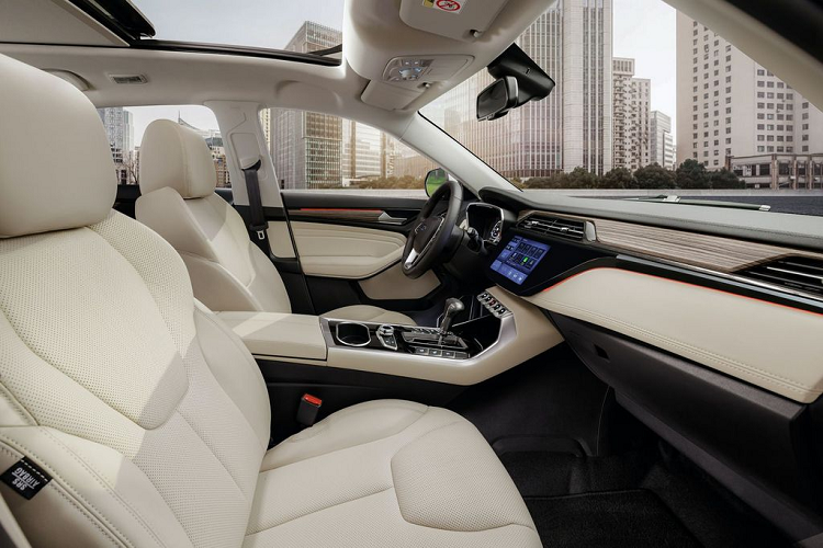 Bước vào khoang cabin, Ford Territory 2020 sẽ dễ dàng tạo thiện cảm với khách hàng nhờ phong cách trẻ trung, hiện đại và cao cấp của mình. Tại thị trường Philippines, các trang bị trên xe gồm có hệ thống màn hình giải trí kích thước 10 inch có kết nối SYNC 3 và điện thoại thông minh, các cổng sạc USB, sạc không dây trên bản cao cấp, toàn bộ ghế ngồi bọc da kèm chức năng chỉnh điện ở hàng ghế trước, âm thanh 8 loa, gương chiếu hậu chống chói, điều hoàn tự động...