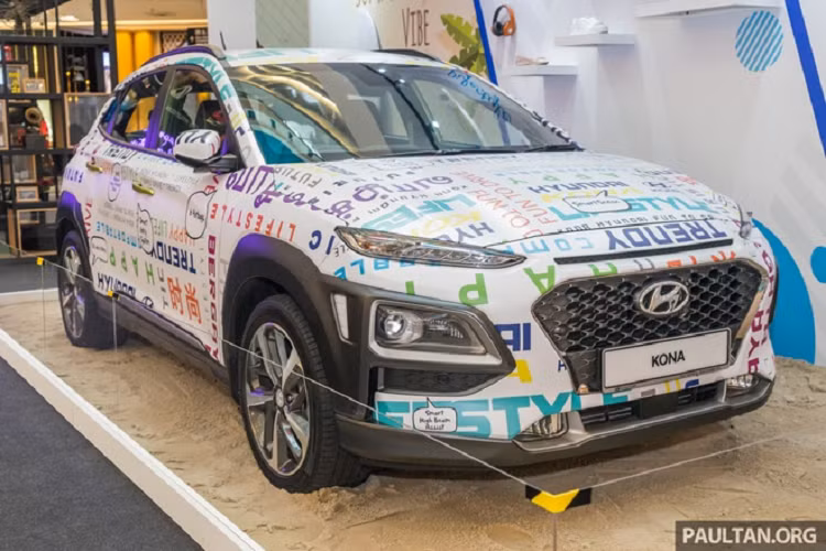 Sau một tháng mở kênh đặt hàng cho Kona, Hyundai vừa trưng bày mẫu xe này tại Malaysia. Tại Malaysia, Hyundai Kona 2021 mới sẽ được phân phối với 3 phiên bản, đi kèm 2 tùy chọn động cơ: 2.0 Standard, 2.0 Mid và 1.6 T-GDI High.