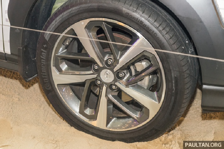 Về trang bị, phiên bản 2.0 Standard sở hữu mâm 17 inch, đèn halogen, hệ thống điều hòa chỉnh tay và 6 túi khí. Bản 2.0 Mid được nâng cấp lên mâm 18 inch, đèn LED projector, đèn hậu LED, ghế lái chỉnh điện 8 hướng và màn hình HUD.