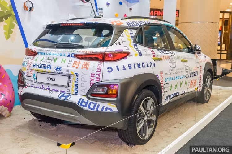 Các phiên bản Hyundai Kona 2.0 thế hệ mới sử dụng động cơ hút khí tự nhiên Nu MPI sản sinh công suất 147 mã lực và mô-men xoắn 179 Nm. Đi kèm với động cơ là hộp số tự động 6 cấp.