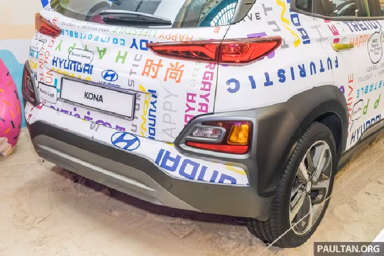 Phiên bản 1.6 T-GDI High cao cấp nhất được trang bị gói an toàn chủ động Hyundai SmartSense, gồm phanh tự động, kiểm soát hành trình thích ứng, hỗ trợ giữ làn.