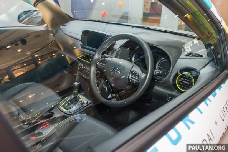 Tất cả phiên bản của Kona tại Malaysia đều sở hữu màn hình cảm ứng 7 inch, hỗ trợ kết nối Apple CarPlay/Android Auto và dàn âm thanh 6 loa.