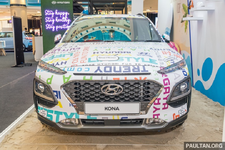 Xe sẽ được nhập khẩu từ Hàn Quốc, giá xe Hyundai Kona 2021 khởi điểm từ 27.500 USD (khoảng 634 triệu đồng) tại Malaysia. Sau khi ra mắt thị trường Malaysia, Kona sẽ cạnh tranh với Honda HR-V, Mazda CX-3 và Toyota C-HR. Hyundai Kona sắp được phân phối tại Malaysia thuộc đời 2020. Kona có mặt tại Việt Nam từ năm 2018. Hồi đầu tháng, phiên bản nâng cấp giữa vòng đời của Kona được ra mắt.