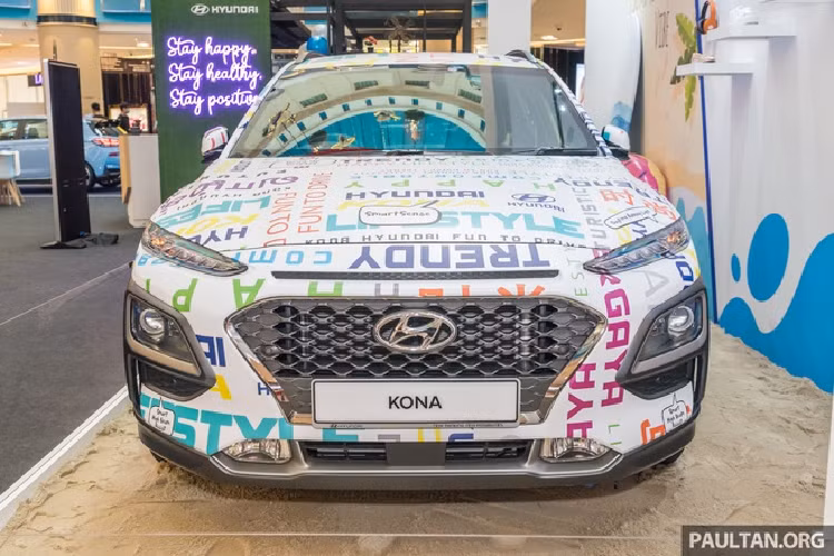 Xe sẽ được nhập khẩu từ Hàn Quốc, giá xe Hyundai Kona 2021 khởi điểm từ 27.500 USD (khoảng 634 triệu đồng) tại Malaysia. Sau khi ra mắt thị trường Malaysia, Kona sẽ cạnh tranh với Honda HR-V, Mazda CX-3 và Toyota C-HR. Hyundai Kona sắp được phân phối tại Malaysia thuộc đời 2020. Kona có mặt tại Việt Nam từ năm 2018. Hồi đầu tháng, phiên bản nâng cấp giữa vòng đời của Kona được ra mắt.