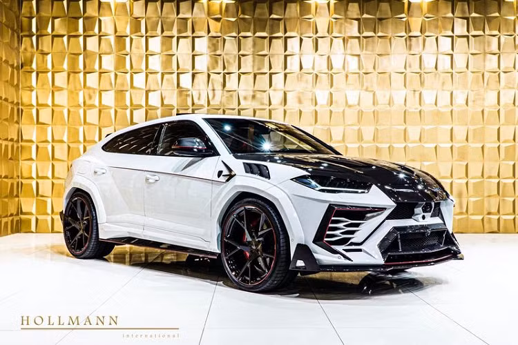 Tiếp tục dùng bodykit Venatus cho Lamborghini Urus, nhưng lần này Mansory sử dụng bộ tem trắng - đen thay vì xanh - đen hay vàng - đen như những người anh em khác. Venatus mang đến cho Urus một loạt các bộ phận tùy chỉnh khiến chiếc SUV trở nên thú vị hơn.