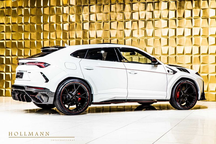 Cụ thể, ở phía trước, Lamborghini Urus Venatus mới được trang bị mui xe sợi carbon, cản trước tạo hình lại với bộ chia gió mới, viền khe hút gió mới và lưới tản nhiệt màu đen nổi bật, những chi tiết này giúp Urus có một khuôn mặt trông "dữ dằn" hơn.