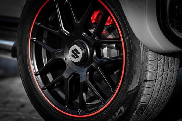 Mặc dù các chi tiết ngoại thất được sao chép khá kỹ lưỡng, song nội thất sang trọng của thương hiệu ngôi sao 3 cánh không phải đơn vị nào cũng có thể làm giống được. Tùy theo khách hàng mà FCSC sẽ tùy biến cabin với ghế da và các chi tiết trang trí. Gói nâng cấp cho Jimny của FCSC có giá đề xuất khoảng 5.700 USD (tương đương khoảng 132 triệu đồng) và có thể tăng vài trăm USD nếu khách hàng tùy chọn thêm loại lốp gai hoặc ốp hốc bánh xe.