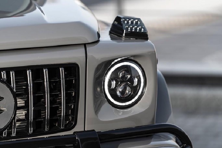 Sau khi được bổ sung các chi tiết ngoại thất, Jimny có ngoại hình giống hệt chiếc SUV Đức với các đặc điểm nhận diện như đèn chiếu sáng hình tròn, lưới tản nhiệt kim loại nằm dọc, đèn xi-nhan nằm trên ca-pô hay cản trước hầm hố. Tất nhiên, chiếc xe gầm cao Nhật Bản nhỏ bé hơn hẳn khi đặt cạnh G-Class bản 4x4 Squared, model này vốn có kích thước lớn hơn đáng kể so với các phiên bản G-Class tiêu chuẩn.