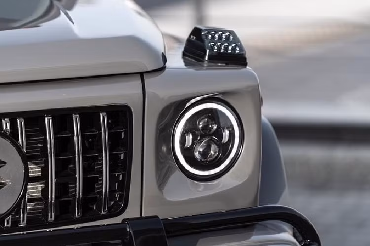 Sau khi được bổ sung các chi tiết ngoại thất, Jimny có ngoại hình giống hệt chiếc SUV Đức với các đặc điểm nhận diện như đèn chiếu sáng hình tròn, lưới tản nhiệt kim loại nằm dọc, đèn xi-nhan nằm trên ca-pô hay cản trước hầm hố. Tất nhiên, chiếc xe gầm cao Nhật Bản nhỏ bé hơn hẳn khi đặt cạnh G-Class bản 4x4 Squared, model này vốn có kích thước lớn hơn đáng kể so với các phiên bản G-Class tiêu chuẩn.