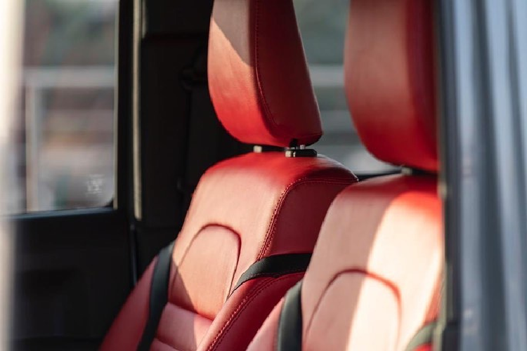 Về hiệu suất, bản sao của G-Class vẫn sử dụng động cơ K15B 1.5L với công suất 100 mã lực và mô-men xoắn 130 Nm. Trong khi đó, Mercedes G 500 4x4 Squared có động cơ tăng áp kép M176 4.0 L V8 mạnh 416 mã lực.