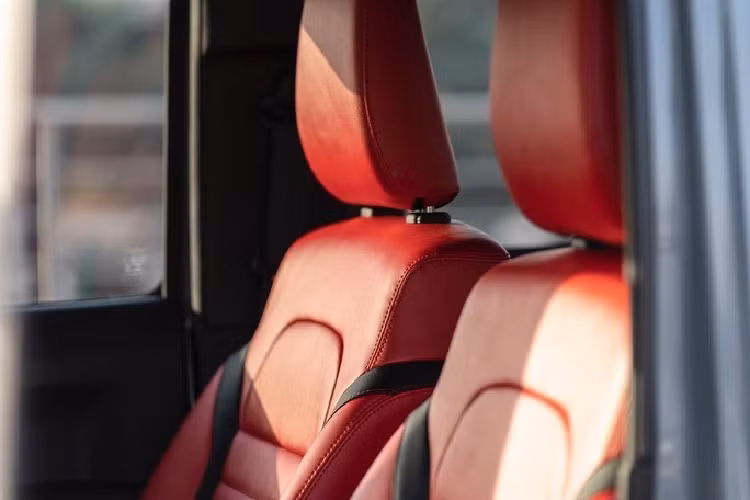 Về hiệu suất, bản sao của G-Class vẫn sử dụng động cơ K15B 1.5L với công suất 100 mã lực và mô-men xoắn 130 Nm. Trong khi đó, Mercedes G 500 4x4 Squared có động cơ tăng áp kép M176 4.0 L V8 mạnh 416 mã lực.