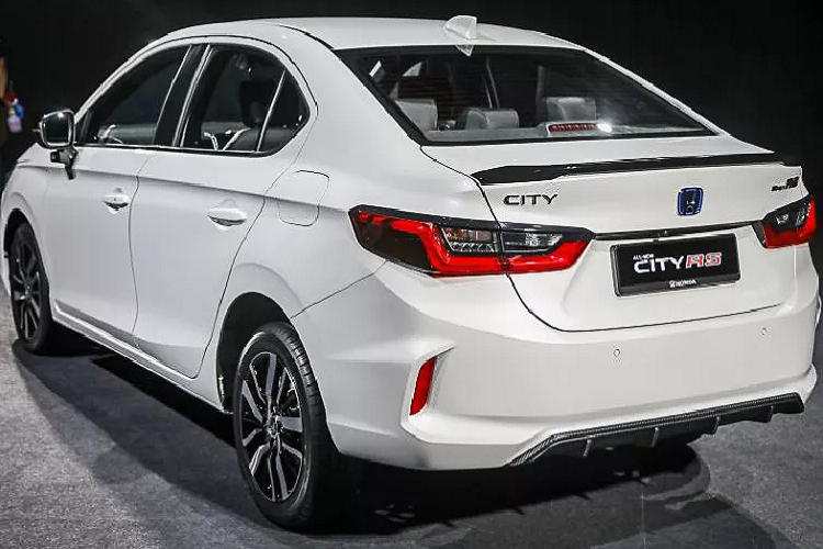 3 phiên bản City đầu tiên sẽ được trang bị động cơ xăng DOHC i-VTEC 1.5L hút khí tự nhiên. Động cơ này cho công suất 121 mã lực và 145 Nm. Đi cùng là hộp số vô cấp CVT. Đối với bản cao cấp RS e:HEV, xe sở hữu động cơ xăng lai điện e:HEV. Malaysia cũng là quốc gia đầu tiên sở hữu phiên bản Honda City chạy hybrid. Bản này sẽ sử dụng động cơ hybrid Intelligent Multi-Mode Drive (i-MMD) 2 mô tơ điện.