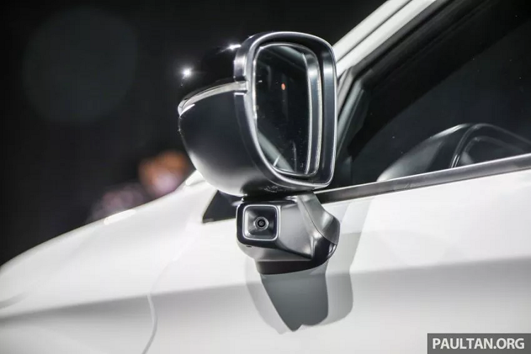 Tương tự với dàn mâm, 2 bản cao cấp V và RS sẽ dùng mân 16 inch 2 tông màu cùng lốp 185/55. Trong khi đó, 2 bản thấp S và E dùng mâm 15 inch và lốp 185/60. Ngoại hình Honda City mới ấn tượng bởi thiết kế hiện đại và nam tính. Đầu xe trông giống Honda Accord với cụm đèn LED lớn được nối liền bởi mặt ca-lăng kim loại. Hốc đèn sương mù cũng được tạo hình lại thể thao hơn. Cụm đèn hậu mới tạo khả năng nhận diện tốt trên đường với dải LED gấp khúc. Cụm đèn này dễ làm người dùng liên tưởng đến thiết kế đuôi xe trên các mẫu xe BMW gần đây.