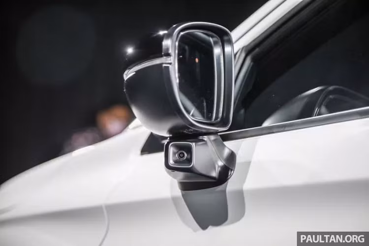 Tương tự với dàn mâm, 2 bản cao cấp V và RS sẽ dùng mân 16 inch 2 tông màu cùng lốp 185/55. Trong khi đó, 2 bản thấp S và E dùng mâm 15 inch và lốp 185/60. Ngoại hình Honda City mới ấn tượng bởi thiết kế hiện đại và nam tính. Đầu xe trông giống Honda Accord với cụm đèn LED lớn được nối liền bởi mặt ca-lăng kim loại. Hốc đèn sương mù cũng được tạo hình lại thể thao hơn. Cụm đèn hậu mới tạo khả năng nhận diện tốt trên đường với dải LED gấp khúc. Cụm đèn này dễ làm người dùng liên tưởng đến thiết kế đuôi xe trên các mẫu xe BMW gần đây.