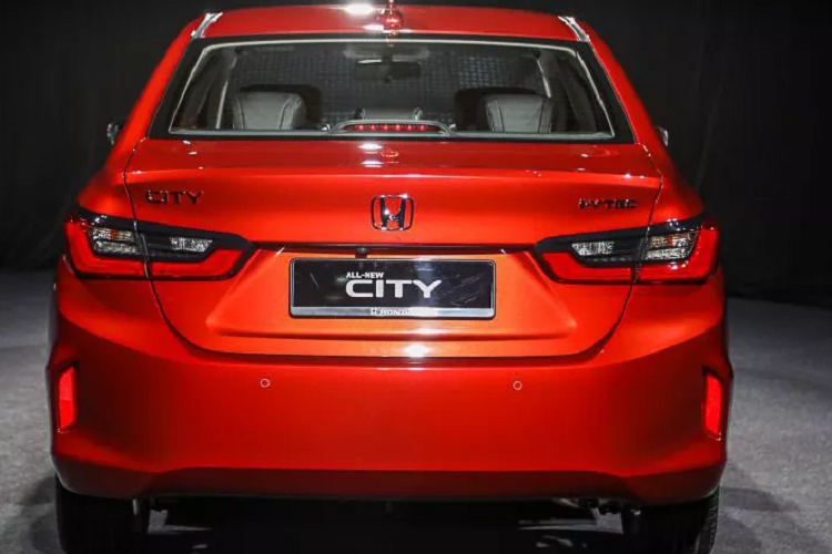 Ngoài các trang bị như bản V, bản RS còn có thêm màn hình trung tâm 7 inch với giao diện đặc biệt. Các ghế da cũng được khâu chỉ đỏ thể thao. Bàn đạp nhôm, RS cũng là bản duy nhất có tự đầu màu đen. Ngoài ra tại Malay, City mới còn được trang bị cân bằng điện tử VSA, hỗ trợ khởi hành ngang dốc - Hill start assist, 4-6 túi khí tùy bản, hệ thống camera chống điểm mù LaneWatch (trên bản V và RS)...