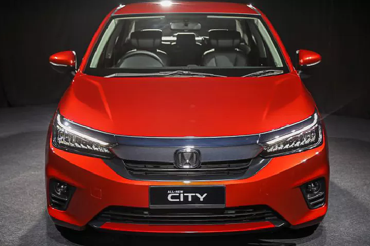 Về nội thất, ngay từ bản S tiêu chuẩn xe đã sở hữu khởi động bằng nút bấm, khe điều hòa hàng ghế sau, audio, Bluetooth. Từ bản E, xe có thêm khởi động từ xa, lẫy chuyển số trên vô lăng, ga tự động, điều hòa tự động 1 vùng khí hậu, màn hình cảm ứng 8 inch tương tích Apple CarPlay và Android Auto (cắm dây). Bản S và E có 4 loa. Bản V sẽ được bọc da trên vô lăng và cần số, ghế da và hệ thống âm thanh 8 loa.