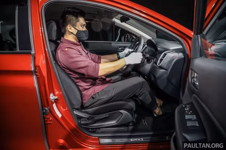 Ngoài ra, bản hybrid cũng sẽ nặng hơn bản 1.5L thông thường khoảng 111 kg (1.246 kg so với 1.135 kg). Honda City 2020 tại Malaysia sử dụng hệ thống treo MacPherson phía trước và thanh xoắn phía sau. Phía trước phanh đĩa, phía sau phanh tang trống. Bản cao cấp RS sẽ có phanh đĩa phía sau và chức năng giữ phanh điện tử.