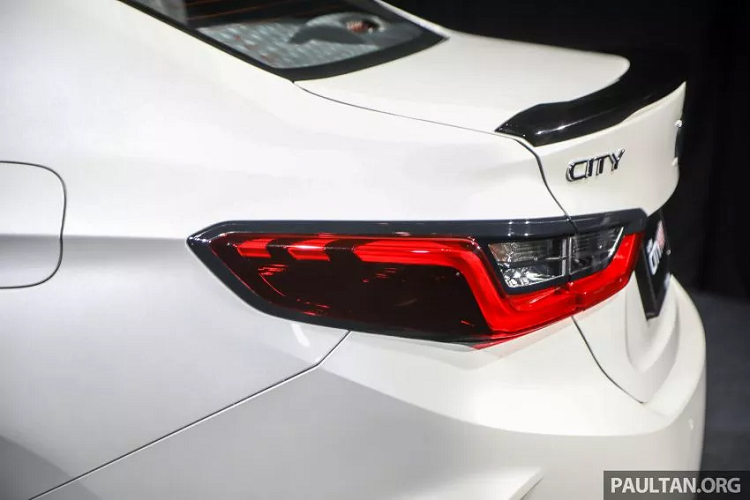 Bản S và E sẽ dùng đèn pha halogen projector, bản V và RS sẽ dùng đèn LED. Đèn sương mù LED cũng chỉ có trên 2 bản cao. Bản S và RS sẽ có tay nắm cửa cùng màu thân xe, trong khi 2 bản E và V lại dùng tay nắm mạ chrome. Lưới tản nhiệt đen bóng, lưới dạn tổ ong, chụp gương đen, cản sau đen và hốc đèn sương mù đen hầm hố. Một số chi tiết ở cản trước và sau có hoa văn carbon và logo RS...