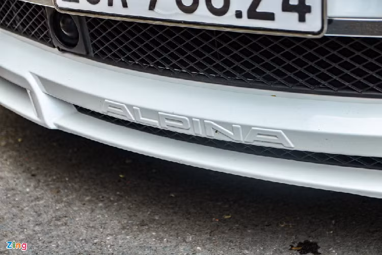 Alpina B7 ra mắt lần đầu vào năm 2003 tại triển lãm Frankfurt Motor Show. Ở thời điểm đó, BMW chưa phát triển dòng M cho 7-Series nên Alpina B7 được xem là đại diện của BMW để đối đầu với Mercedes-Benz S 63 AMG.