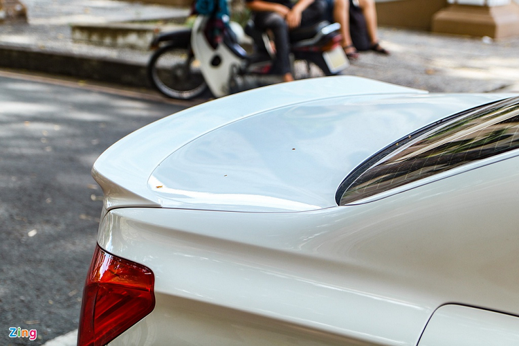 Chiếc Alpina B7 trong bài được phát triển từ chiếc 750Li xDrive, bổ sung một số thay đổi ở ngoại thất, nội thất và động cơ. Dù là sedan hạng sang, B7 vẫn được phát triển khả năng khí động học với cánh lướt gió phía trước và cánh gió cố định ở phía sau. 