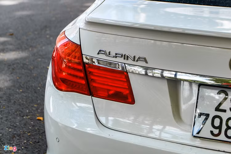 Đi kèm hộp số tự động 6 cấp và hệ dẫn động 4 bánh xDrive, B7 có thể tăng tốc 0-100 km/h trong 4,6 giây, trước khi đạt vận tốc tối đa 280 km/h. Với công suất cao hơn cả chiếc Ferrari F430 và hiệu suất ấn tượng, Alpina B7 từng được mệnh danh là "siêu sedan". Ở thời điểm về Việt Nam, giá xe Alpina B7 được đồn đoán có mức khoảng 7 tỷ đồng. Đời mới nhất của Alpina B7 có giá hơn 140.000 USD tại Mỹ.