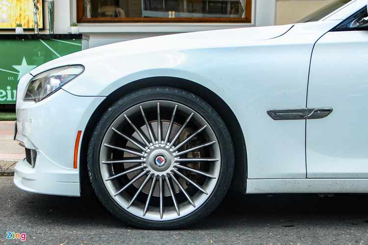 Nổi bật ở ngoại thất là bộ mâm 21 inch hợp kim với cấu tạo đa chấu dạng mảnh. Đây là kiểu mâm đặc trưng của những chiếc Alpina.