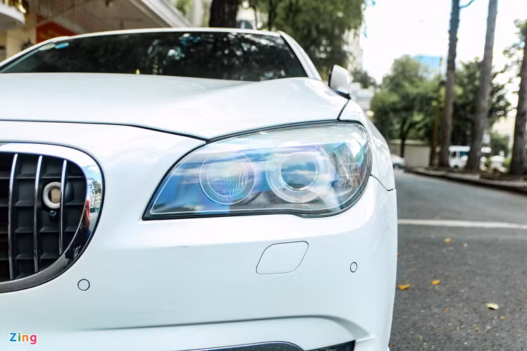 Alpina B7 sử dụng khối động cơ tăng áp kép V8 4.4L, sản sinh công suất 500 mã lực tại 5.500 vòng/phút, mô-men xoắn 700 Nm tại 3.000 vòng/phút. So với 750Li, B7 mạnh hơn đến 100 mã lực.