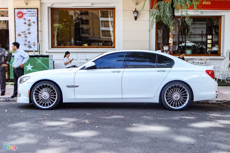 Alpina là hãng xe được thành lập vào năm 1965, có trụ sở tại Bavaria, Đức. Khác với những phân hiệu phát triển xe hiệu suất cao, xe của Alpina được sản xuất ngay tại nhà máy của BMW. Đơn cử là Alpina B7: động cơ được lắp ráp bằng tay tại nhà máy của Alpina rồi được chuyển đến nhà máy Dingolfing để sản xuất chung dây chuyền với chiếc 7-Series. 