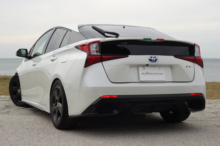 Chưa hết, chiếc xe hybrid còn được sơn màu trắng với sọc màu đỏ-trắng-xanh theo phong cách quốc kỳ Ý. 3 sọc màu này kéo dài từ nắp ca-pô lên nóc và đến cánh gió đuôi phía sau.