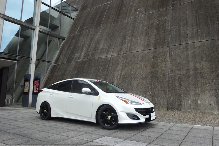 Đặc biệt, chiếc Toyota Prius độ Ferrari FF này còn đi kèm logo màu vàng "nhái" logo của Ferrari ở đầu xe và sườn xe. Trong khi đó, đằng sau xe lại vẫn giữ logo Toyota, chẳng khác nào "lạy ông, tôi ở bụi này".