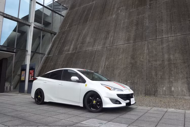 Đặc biệt, chiếc Toyota Prius độ Ferrari FF này còn đi kèm logo màu vàng "nhái" logo của Ferrari ở đầu xe và sườn xe. Trong khi đó, đằng sau xe lại vẫn giữ logo Toyota, chẳng khác nào "lạy ông, tôi ở bụi này".